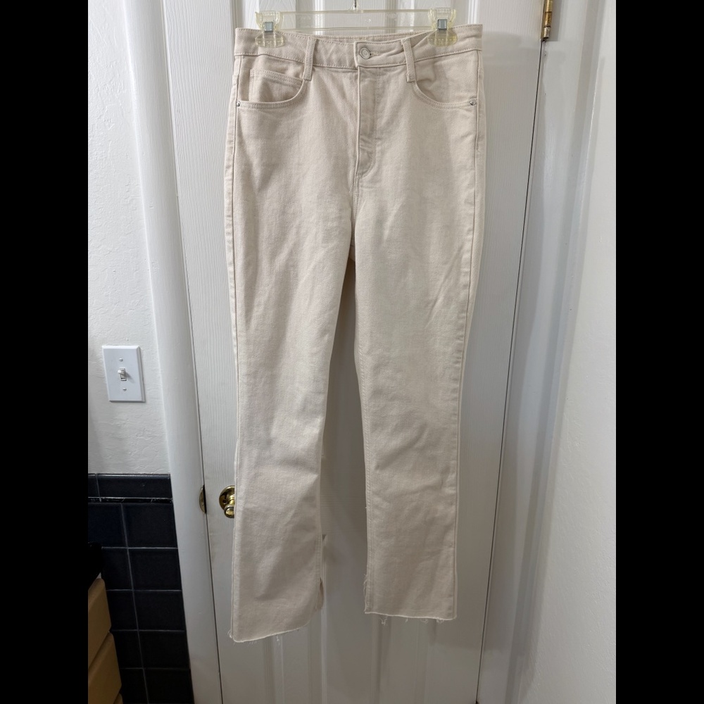 Zara Woman’s High Waisted Cropped Frayed Hem Off White Jeans. Size 8